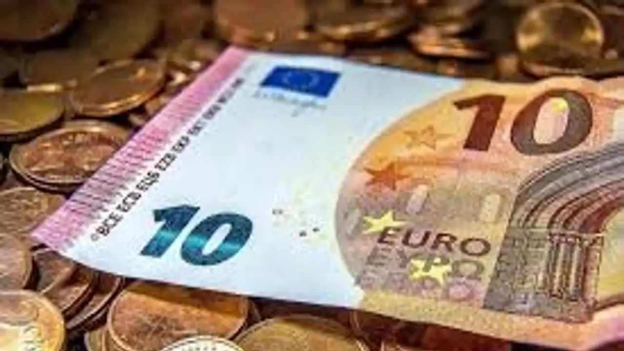 انخفاض سعر السوق الحر إلى أقل من 31000 دونغ فيتنامي بعد رفع البنوك للفائدة